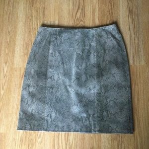 Gianni 100% Leather  Skirt size 6p Snake  Skin Print